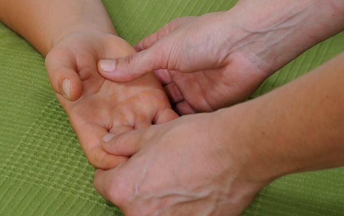 Osteopathie: Hände ertasten Störungen und bringen Patienten ins Gleichgewicht